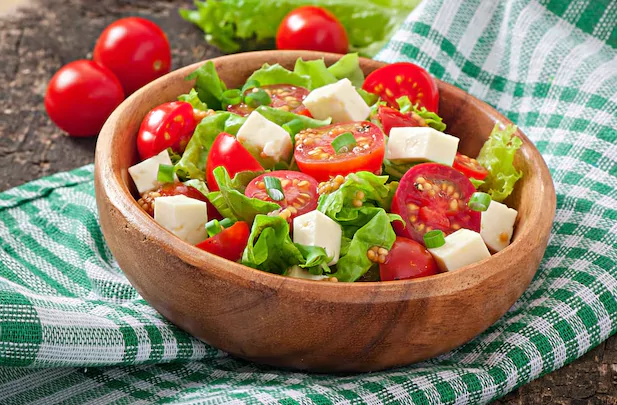 Fresh vegetable salad with cheese